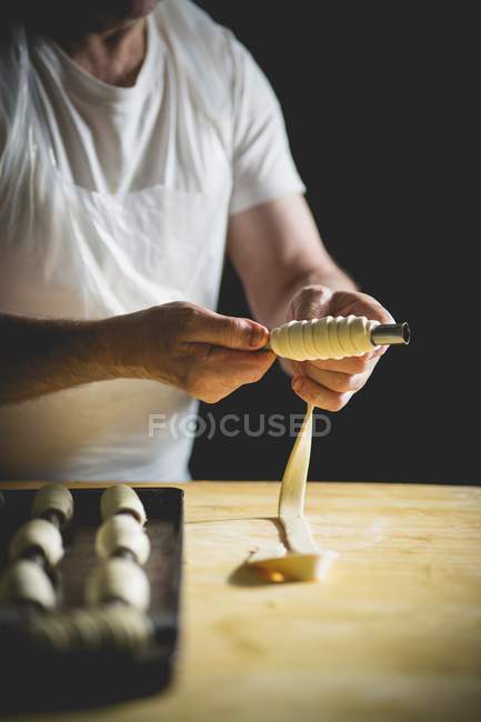 Abgeschnittene Ansicht des Konditors, der Cannoli zubereitet — Stockfoto