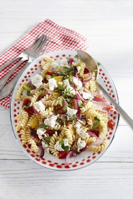 Fusilli pasta salad with peppers — Stock Photo
