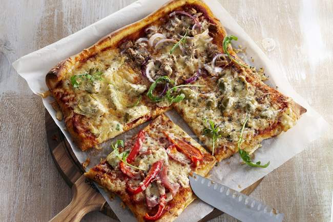 Pizza quadrada com coberturas — Fotografia de Stock