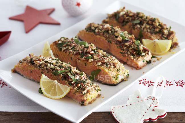 Filets de saumon avec croûte de noix — Photo de stock