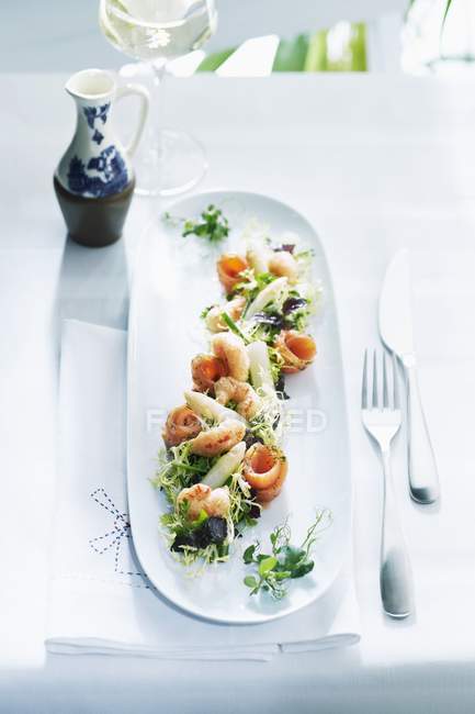 Salmone e tempura di gamberetti — Foto stock