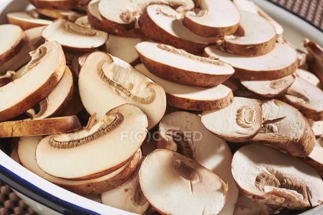 Sliced fresh brown mushrooms — Stock Photo