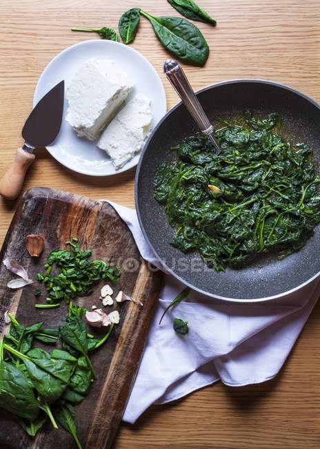 Steamed spinach with ricotta — Stock Photo
