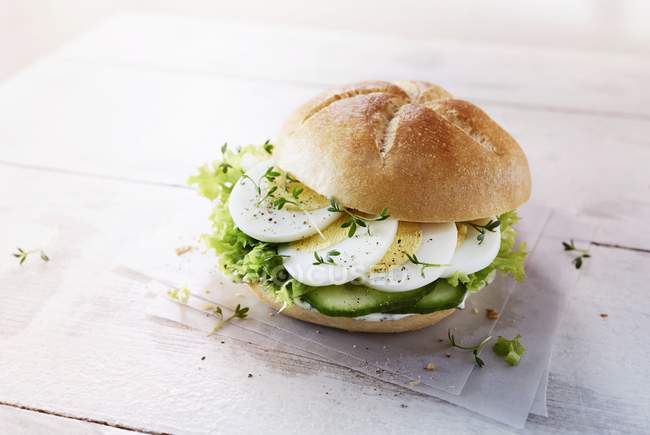 Roll with egg and cress — Stock Photo