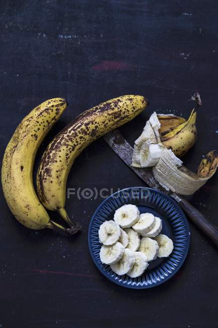 Plátanos demasiado maduros con rodajas - foto de stock