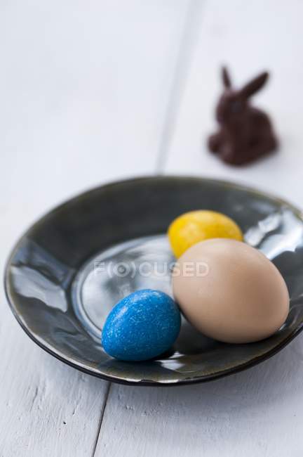 Цветные яйца на тарелке — стоковое фото