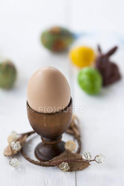 Œuf bouilli dans une tasse à œufs — Photo de stock