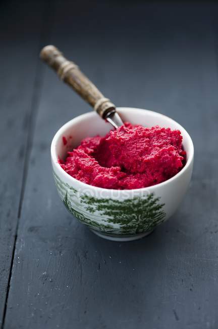 Beetroot and sweet potato mash in a bowl on a wooden surface — Stock Photo