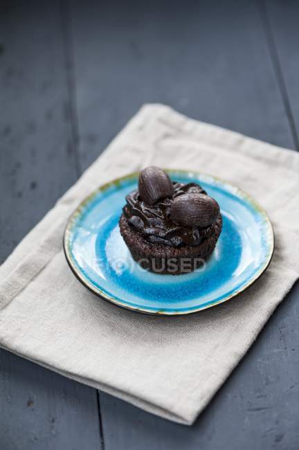 Шоколадный кекс с глазурью — стоковое фото