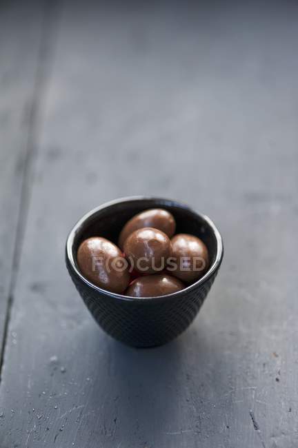 Шоколадные яйца на Пасху — стоковое фото