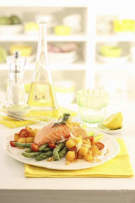 Salmon confit with green asparagus — Stock Photo