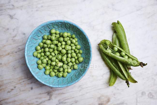 Fresh green Peas and pods — Stock Photo