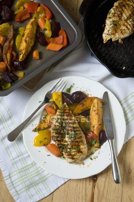 Gegrillte Hühnerbrust und im Ofen gebratenes Gemüse — Stockfoto
