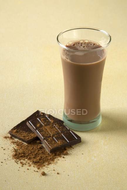 Vaso de leche de chocolate - foto de stock