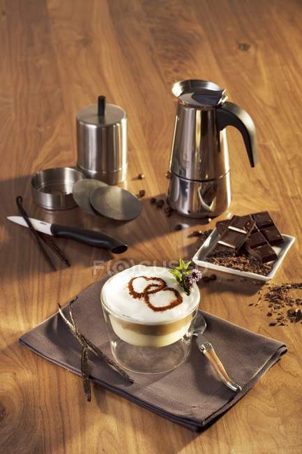 Vista elevada de Latte Macchiato crema con chocolate - foto de stock