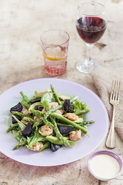 Asparagus salad with beetroot and prawns — Stock Photo