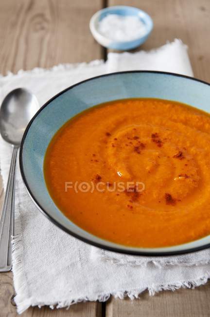 Sopa de cenoura na tigela — Fotografia de Stock