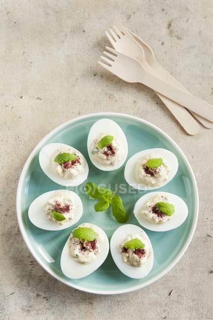Uova ripiene dimezzate sul piatto — Foto stock