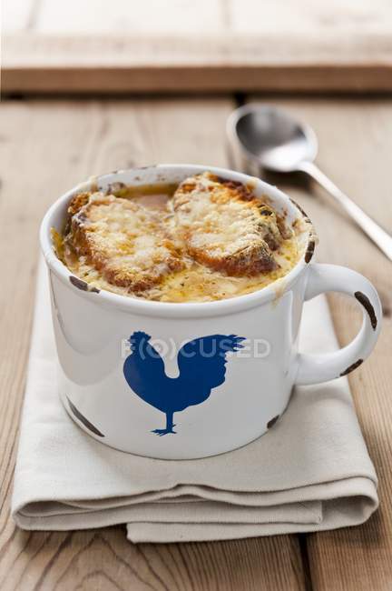 Onion soup in patterned cup — Stock Photo