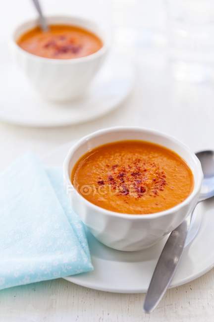 Zuppa di carote in ciotola bianca — Foto stock