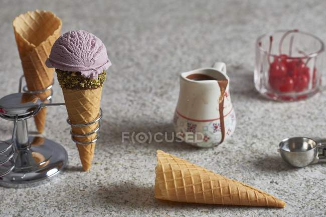 Cones de sorvete em um suporte de cone — Fotografia de Stock