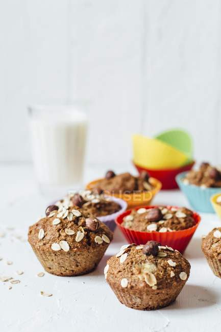 Muffins de aveia com avelãs e banana — Fotografia de Stock