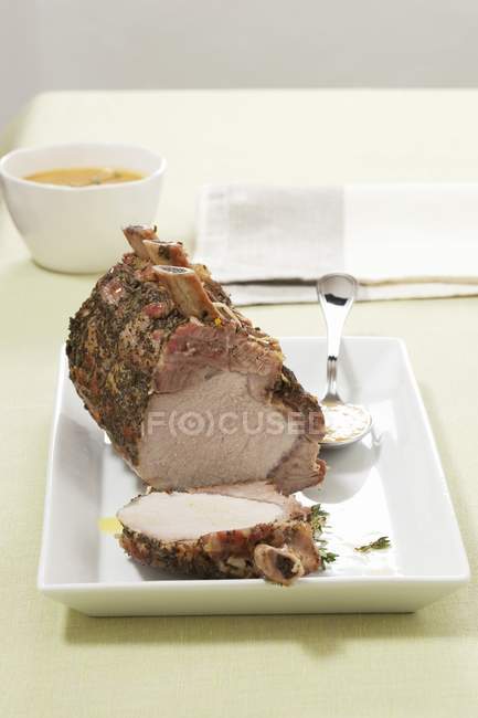Carne di maiale arrosto in sale alle erbe — Foto stock