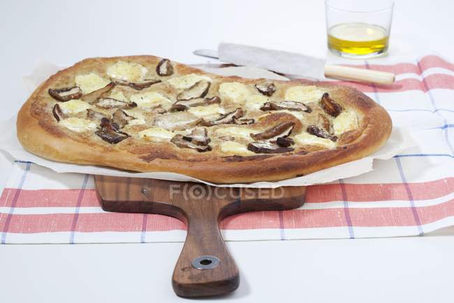 Pizza mit Steinpilzen — Stockfoto