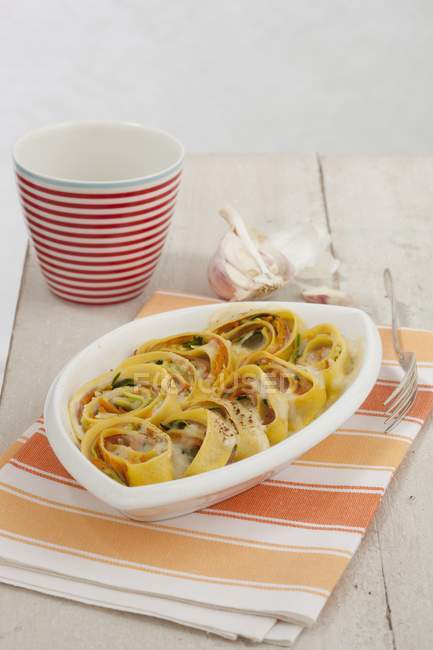 Pappardelle Pasta mit Gemüse backen — Stockfoto