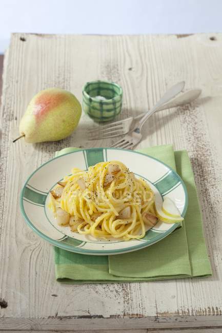 Tagliolini pasta with pears and Pecorino cheese — Stock Photo