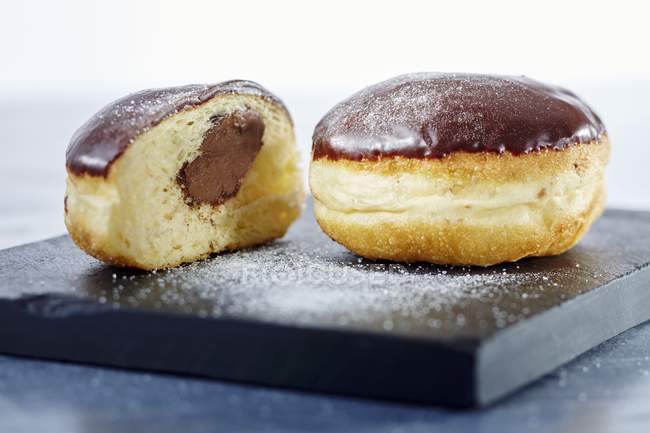 Nougat-Donuts mit Schokoglasur — Stockfoto