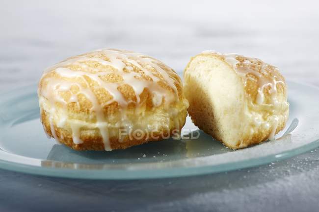 Vanilla doughnuts with icing — Stock Photo