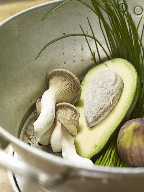 Авокадо з грибами і цибулею — стокове фото