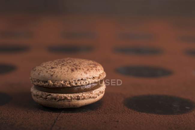 Macaron au chocolat sur la table — Photo de stock