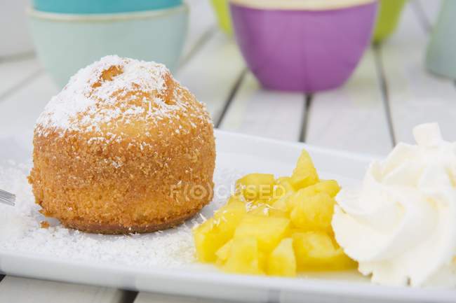 Coconut cake with fresh pineapple — Stock Photo