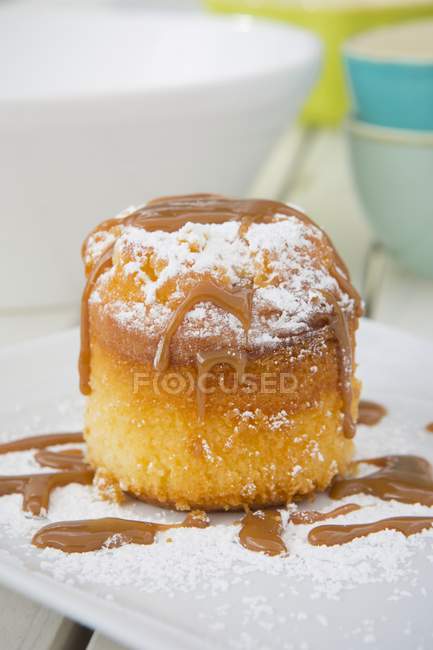 Gâteau éponge avec sauce caramel — Photo de stock