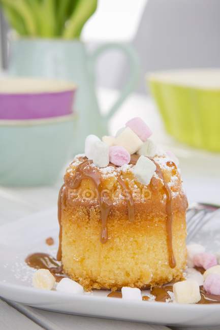 Sponge cake with caramel sauce — Stock Photo