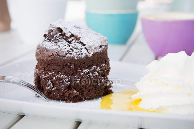 Gâteau au chocolat avec liqueur d'oeuf — Photo de stock