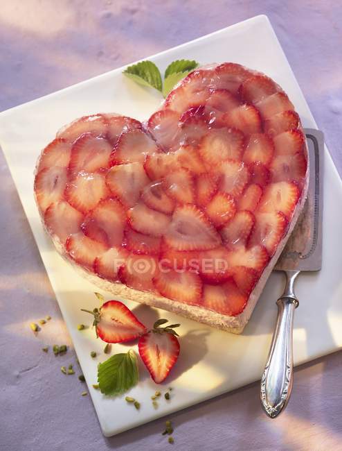 Heart-shaped strawberry cake — Stock Photo