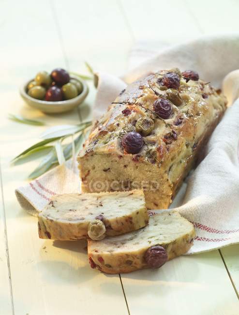 Оливковый хлеб с оливками — стоковое фото