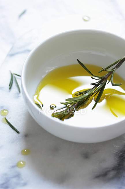 Aceite de oliva y romero - foto de stock