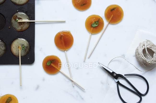 Homemade honey lollies — Stock Photo