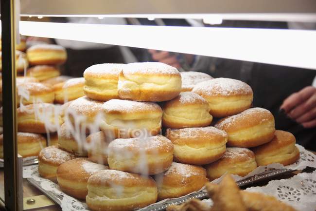 Donuts en exhibición en una feria - foto de stock