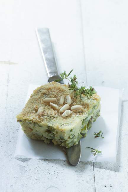Vista close-up de torta de peixe pistache com pinhões — Fotografia de Stock