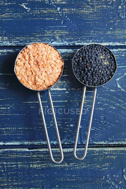 Red and black lentils — Stock Photo