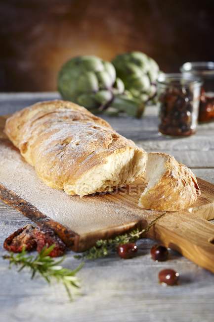 Хлеб из Чиабатты на борту — стоковое фото
