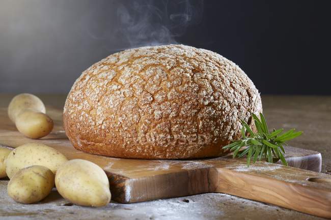 Картофельный и пшеничный хлеб — стоковое фото