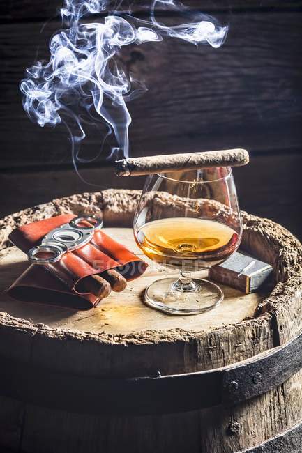 Glass of cognac and cigars — Stock Photo