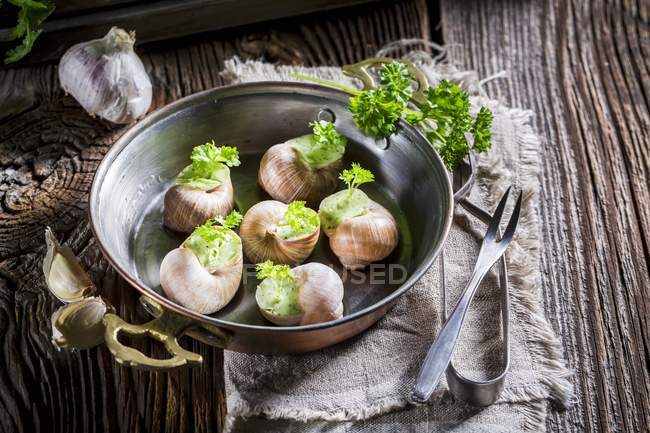 Primo piano vista delle lumache con burro all'aglio e prezzemolo — Foto stock