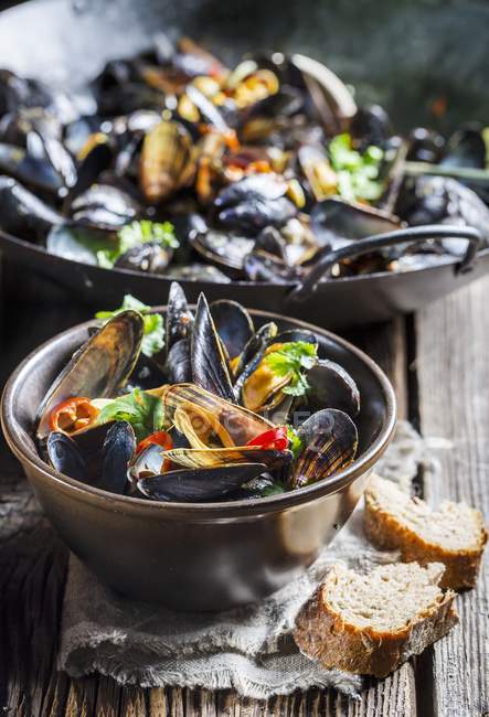 Mussels with garlic and chillis — Stock Photo